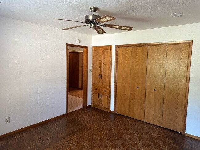 Building Photo - 475 E Mercedes Ave