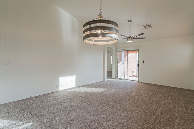 Building Photo - Singe story home in Tortosa!