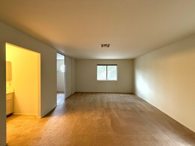Building Photo - Beautiful 2-story townhouse located in a s...