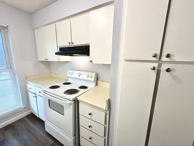 Building Photo - 3822 Southway Dr