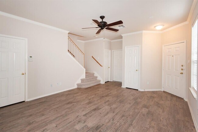 Building Photo - 9201 Brodie Ln