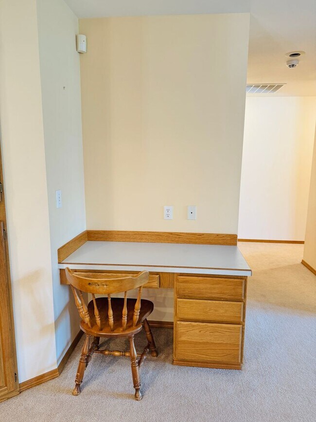 Building Photo - Your Cozy New Home Awaits in Quincy!