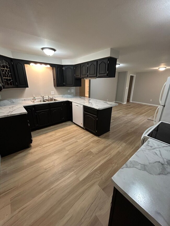 Building Photo - 513-513-513-512 Washington St