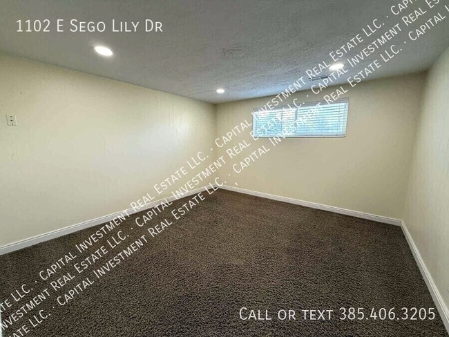 Building Photo - 1102 E Sego Lily Dr