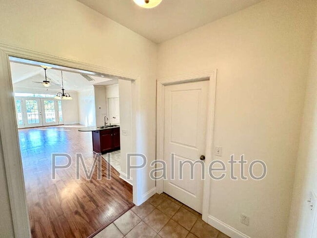 Building Photo - 120 Breezes Dr