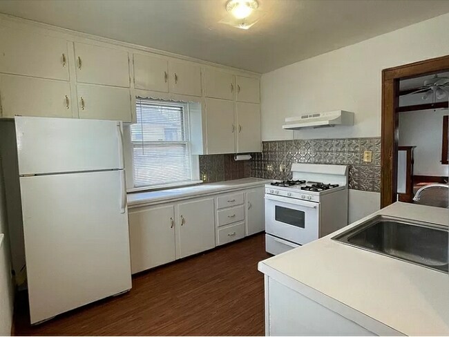 Building Photo - 627 N Sunset Ave