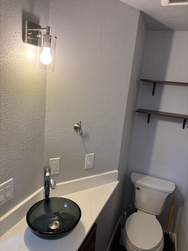 Building Photo - 3 Bed Home with Yard, Garage + In-Unit W/D