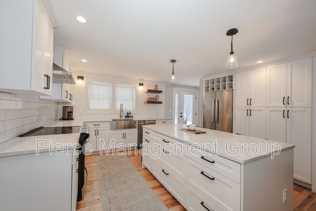 Building Photo - 395 Critchett Rd