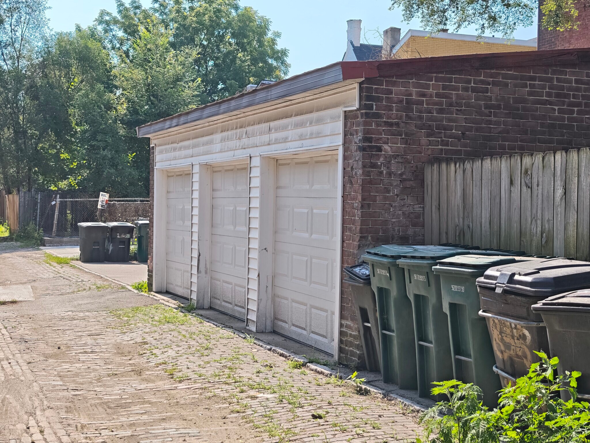 Alleyway entrance, w garage door opener - 836 York St
