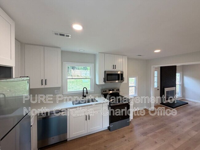 Building Photo - 1712 Blandford Dr