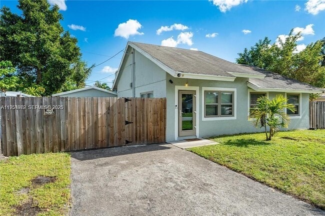 Building Photo - 4542 SW 25th Ave