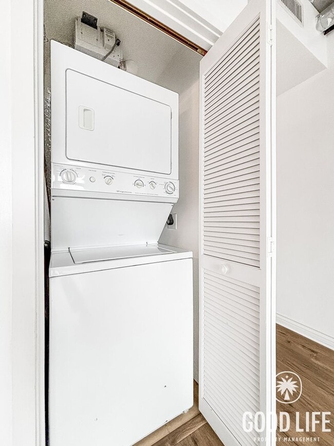 Building Photo - Gorgeous Studio W/ W/D, A/C, Balcony, Rooftop Deck, Gym, Jacuzzi with City views!!