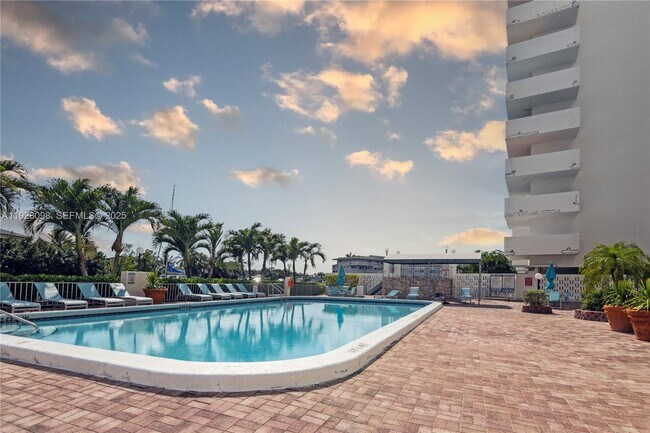 Building Photo - 401 Golden Isles Dr