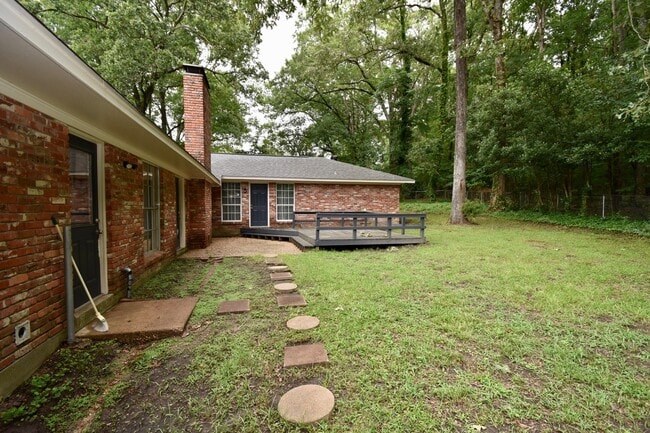 Building Photo - Spacious 4 bedroom 3 bathroom home with large yard and 2 car garage