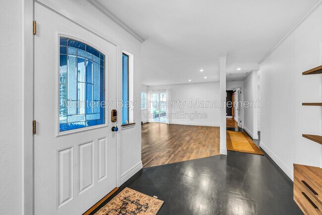 Building Photo - 20 Del Robles Ave