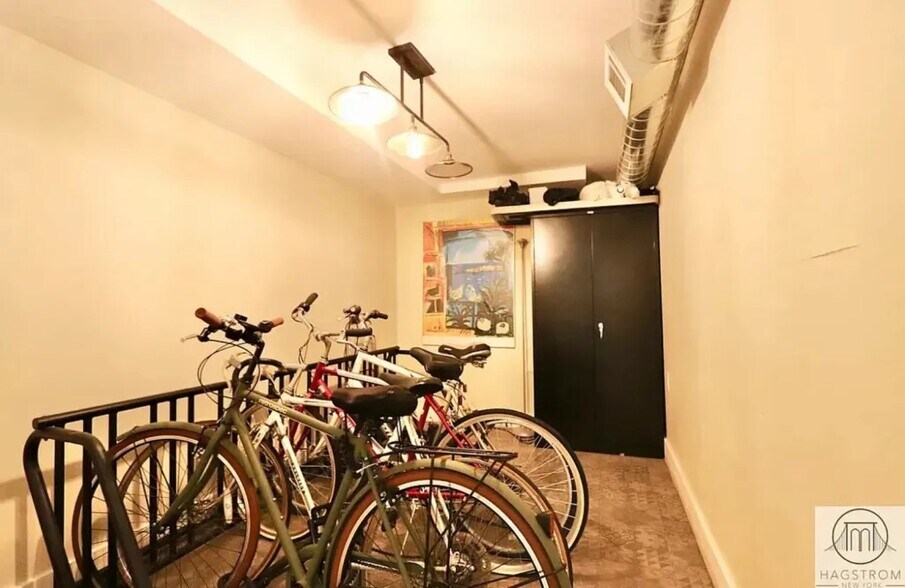 Building Photo - Furnished room/NOT APARTMENT