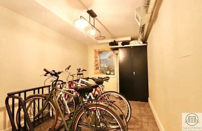 Building Photo - Furnished room/NOT APARTMENT