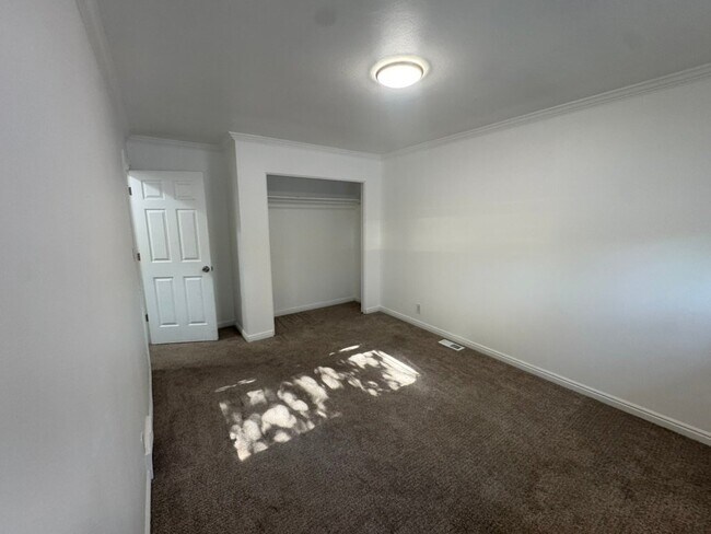 Building Photo - 5972 Roanoke Dr