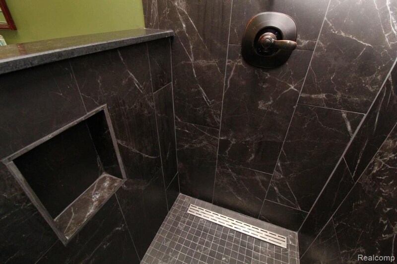 Building Photo - 37752 Huron Pointe Dr