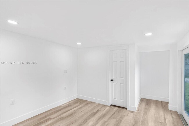 Building Photo - 216 NE 160th St