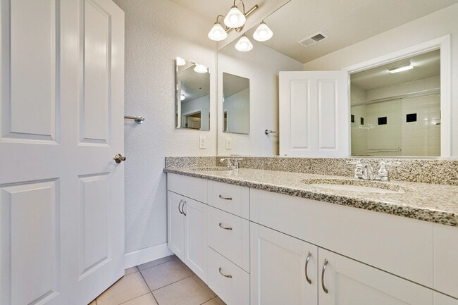 Building Photo - Large 2BR/2BA Condo with Spacious Balcony ...