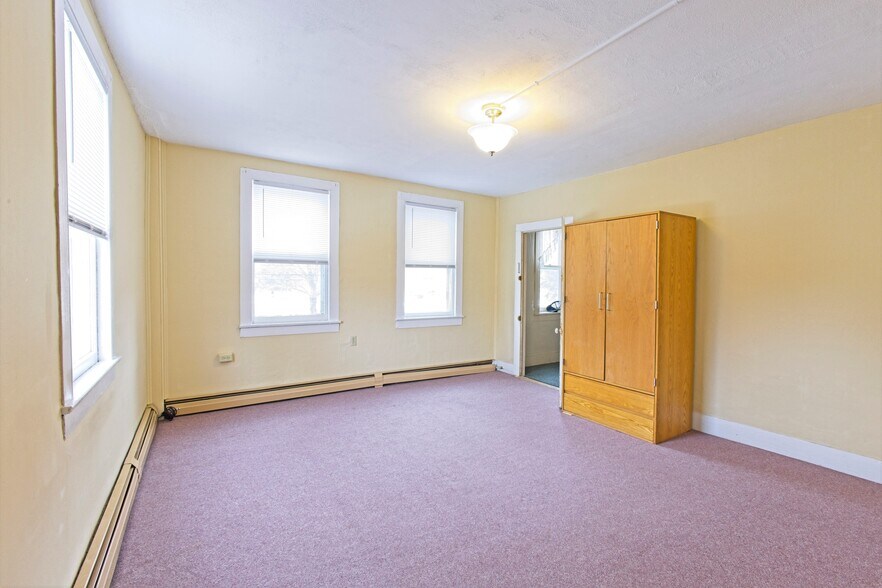 Large bedroom with 3 windows - 100 N Main St