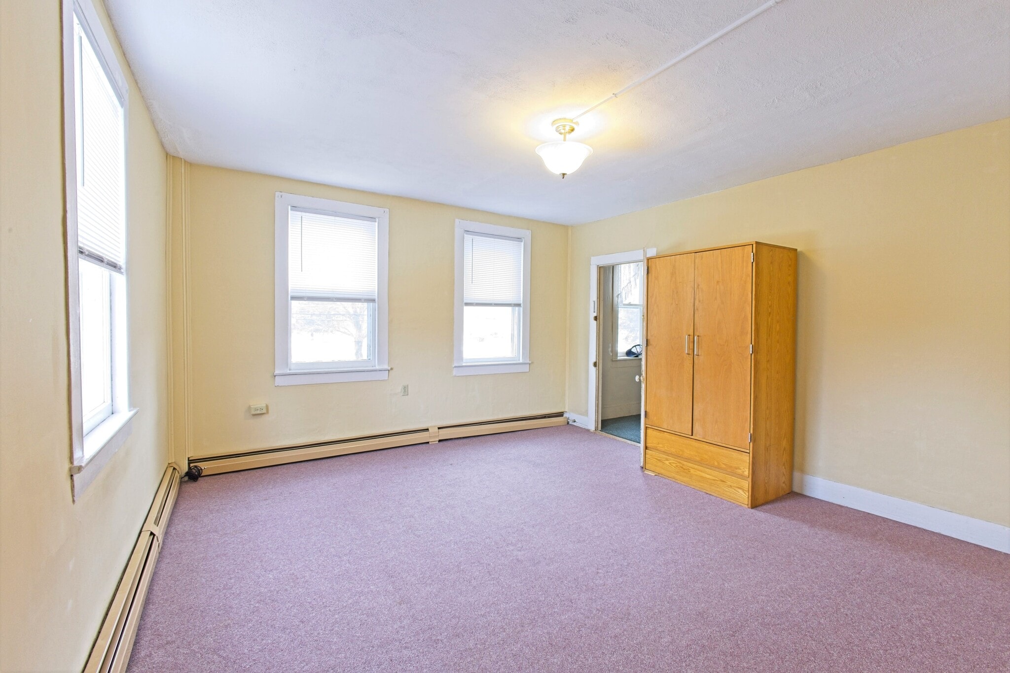 Large bedroom with 3 windows - 100 N Main St