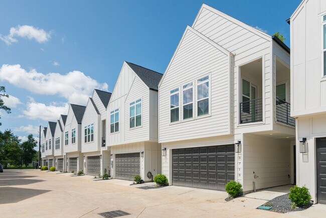 Building Photo - 5715 White Magnolia St.