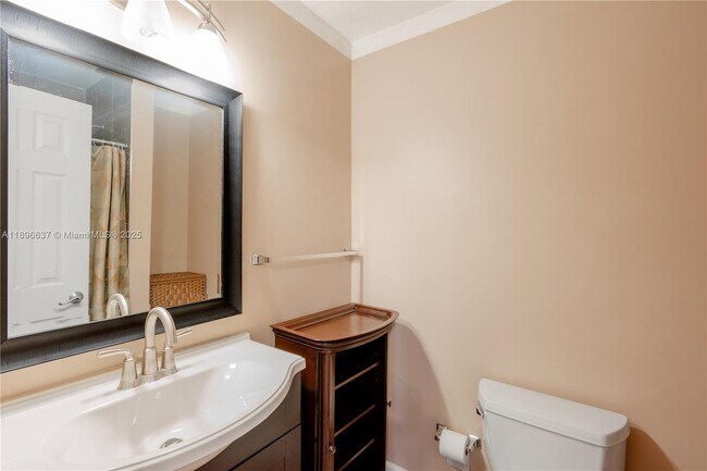 Building Photo - 3024 S Oakland Forest Dr