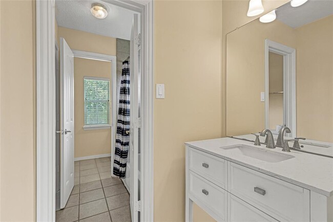 Building Photo - 2416 Spoonbill Dr