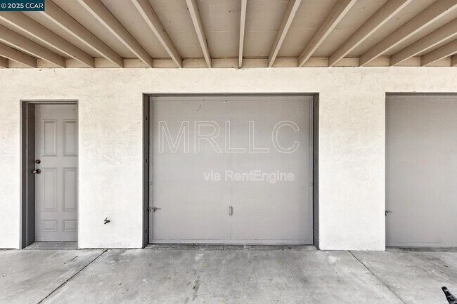 Building Photo - 3847 Vineyard Ave