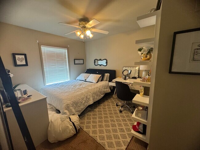 Building Photo - 201 E 19th St