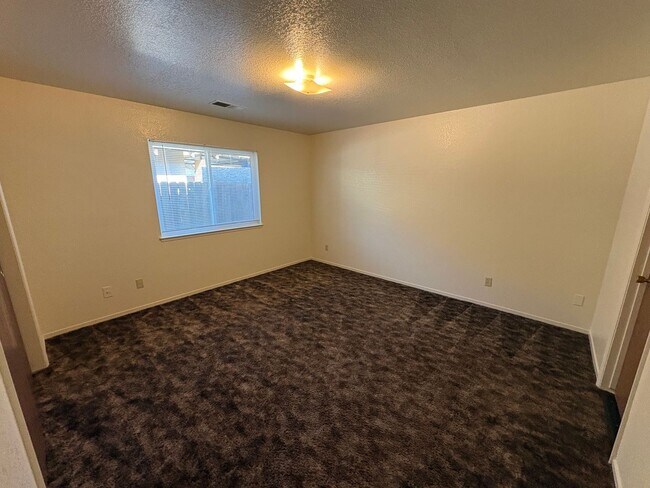 Building Photo - NW Visalia Home with Alley Access Rent Ready!