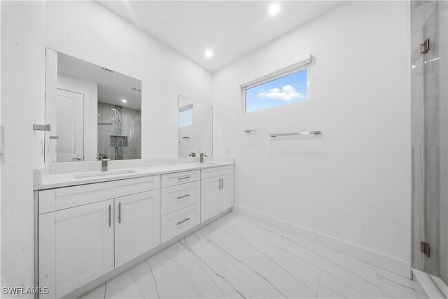 Building Photo - 1124 NE 35th Ln