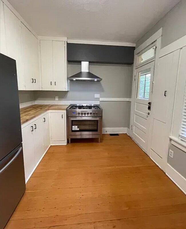 Building Photo - 4-Bedroom Home in SW Portland! Hardwood floors, spacious deck, full basement, separate entry for ...