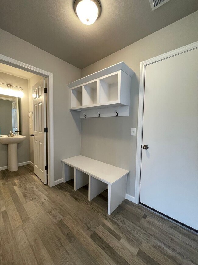 Building Photo - Exquisite 3-Bedroom Home with Modern Elegance and Scenic Views!