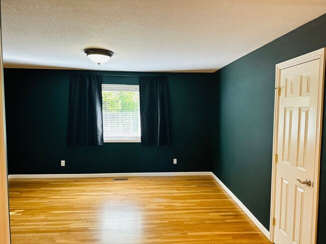 Building Photo - Vintage Remodel