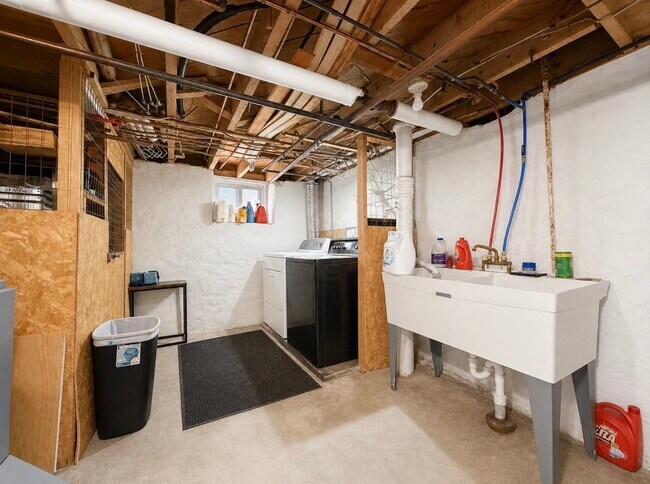 Building Photo - 129 Helen St