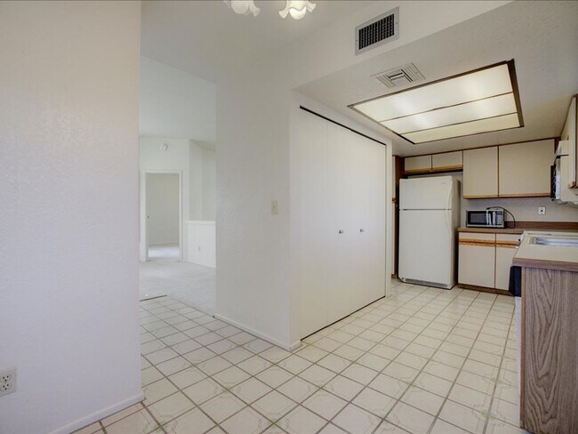 Building Photo - Near the Rillito Walk Path - 3 Bed, 2 Bath with Community Pool!