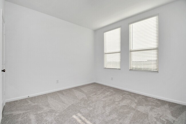 Building Photo - 5535 Holly Hvn Ct