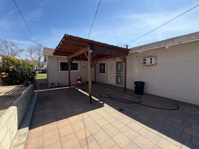 Building Photo - 5034 N Acacia Ave