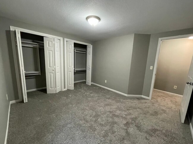 Building Photo - 5 Bedroom 3 Bath Home close to schools and...