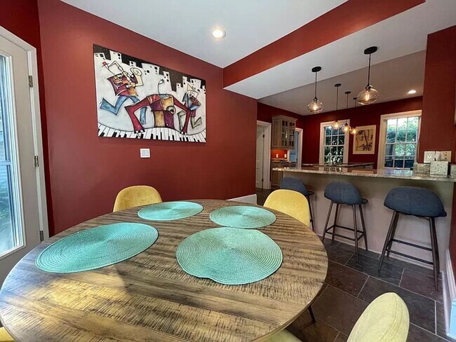 Building Photo - Stunning 3 bedroom home in Shaker Hts