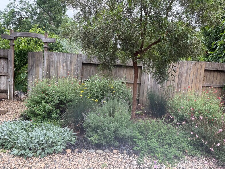 Building Photo - 1440 Laburnum Ave
