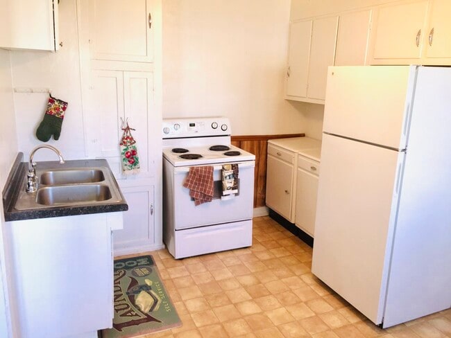 Kitchen - 3025 Crescent Ave