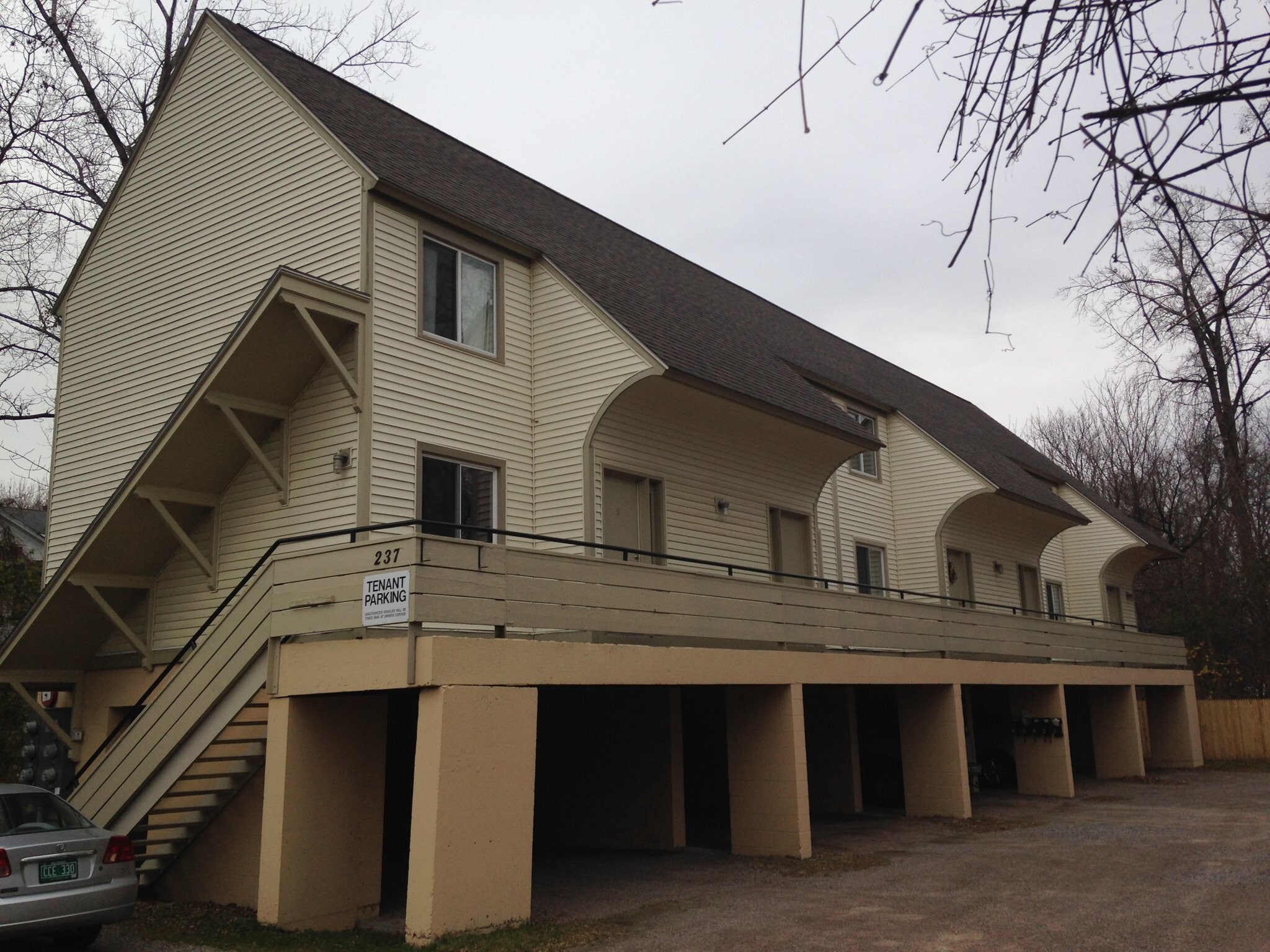 Building Photo - 237 Maple St