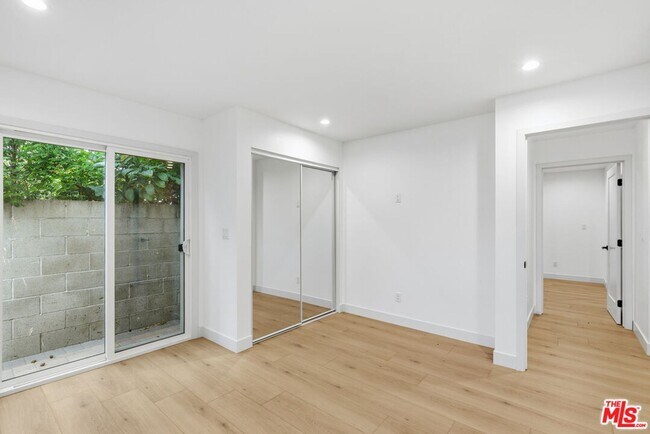 Building Photo - 3431 Edgehill Dr