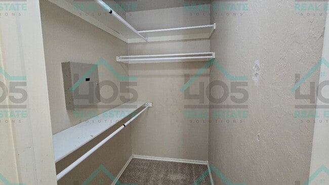 Building Photo - Lovley 4 Bedroom Plus an Office