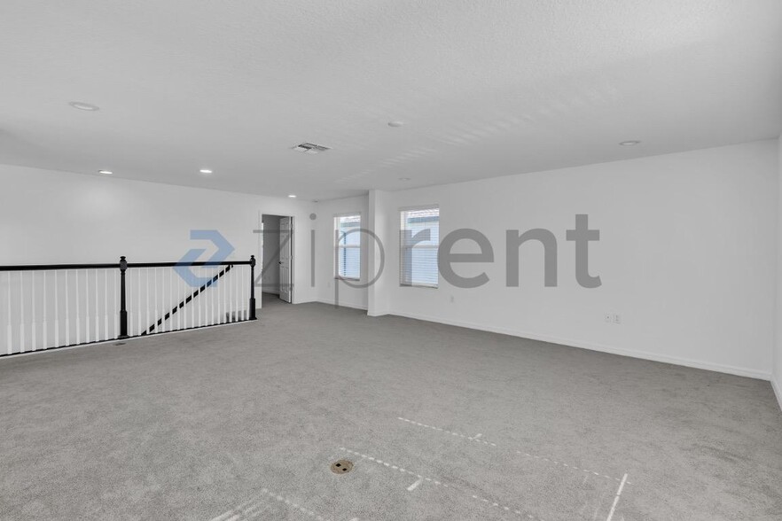 Building Photo - Unit n/a