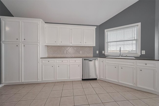 Building Photo - 9631 Highland Pointe Dr